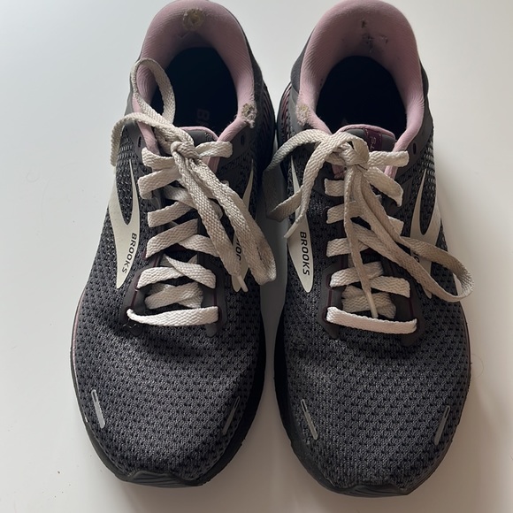 Brooks Adrenaline 22 in gray/lavender. Gently worn for walking only. SIZE 9 WIDE - Picture 4 of 8